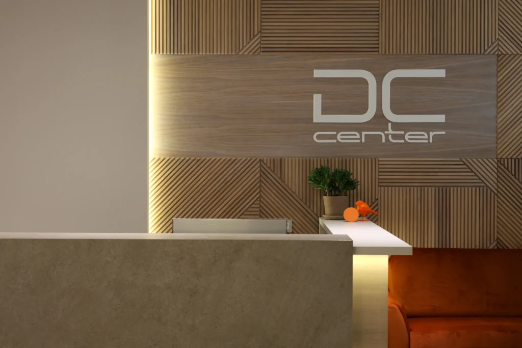 dc-center-reception.webp Стійка рецепції клініки DC Center у Рівному з логотипом на дерев'яній стіні